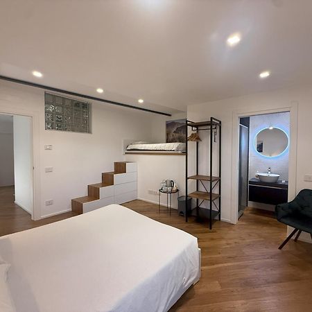 East West Room Арко Екстериор снимка