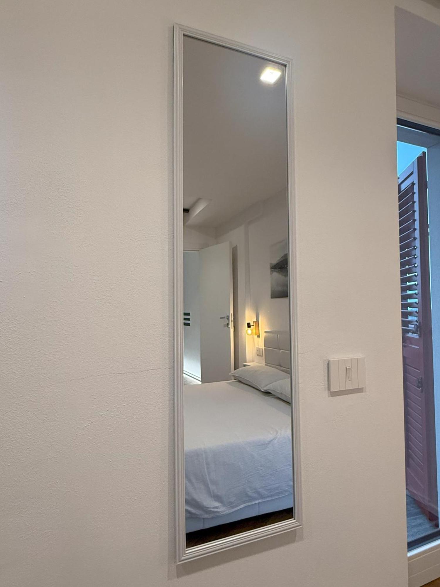 East West Room Арко Екстериор снимка