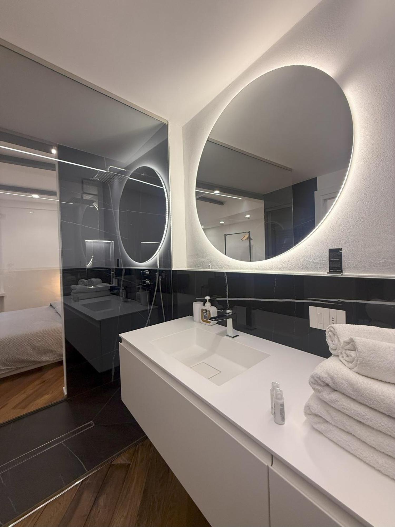 East West Room Арко Екстериор снимка